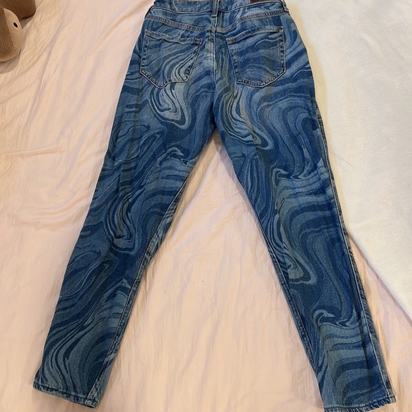 Hollister Jeans | Curvy High Rise Mom Jean - Picture 2 of 2